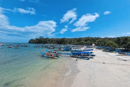 Tumbuh Bersama Keluarga Pengemudi dan Karyawan  Melalui Program Beasiswa Bluebird Peduli