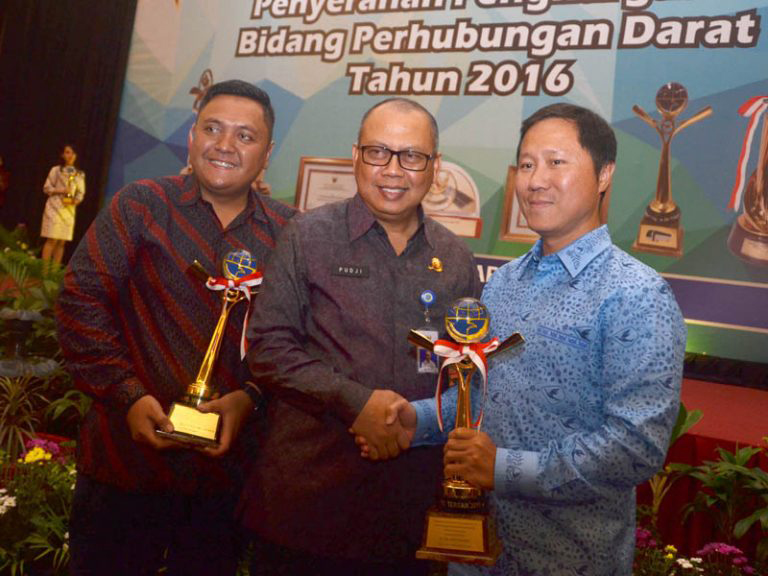 PT Blue Bird Tbk. raih penghargaan di Bidang Perhubungan Darat 2016