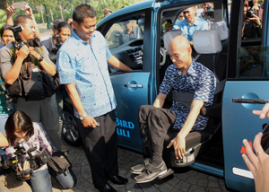 Blue Bird Luncurkan Layanan Taksi Lifecare untuk Disabel
