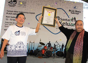 Blue Bird Group receive MURI award for the First Taxi Mobile Reservation in Indonesia