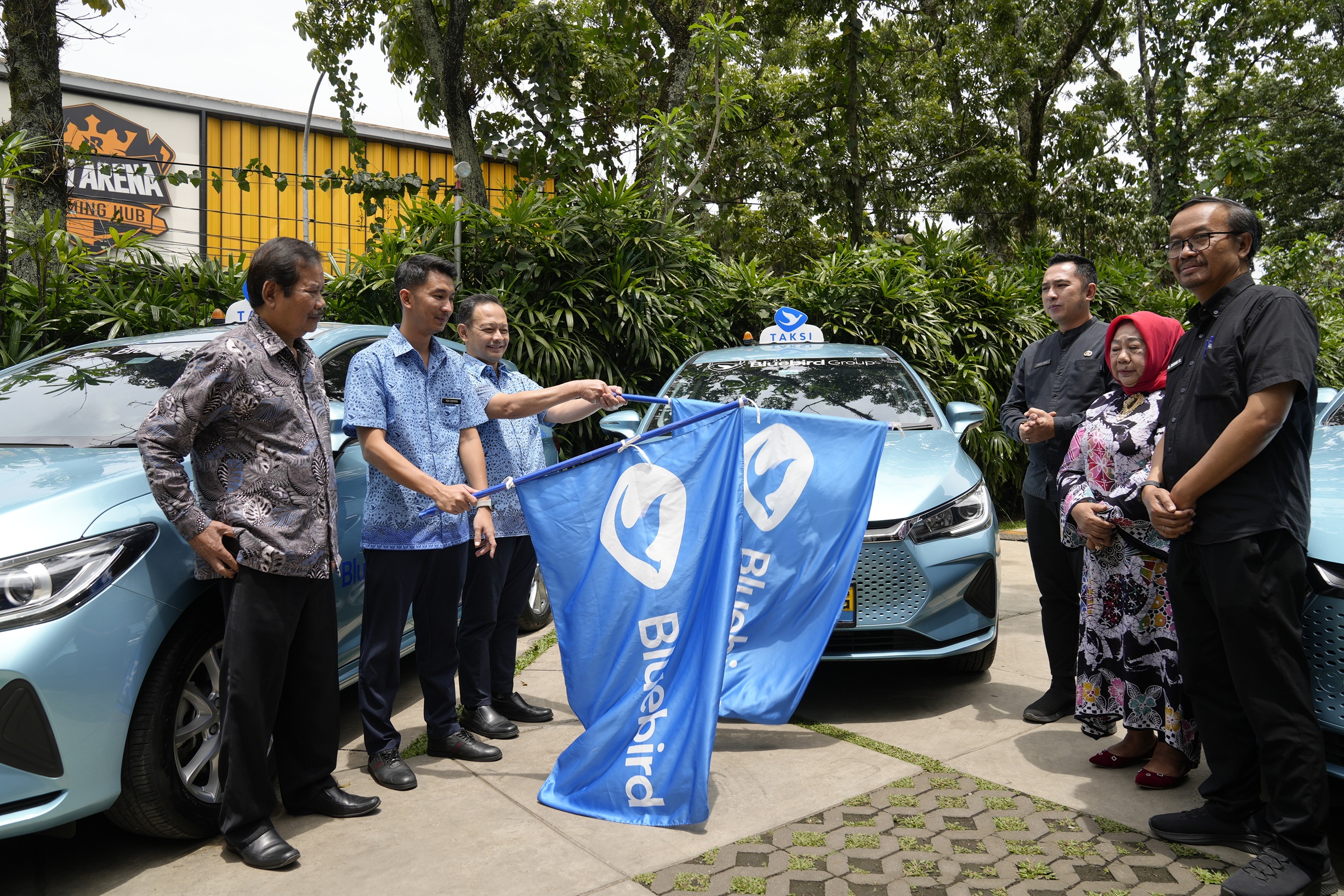 Bluebird Hadirkan Taksi Listrik Pertama di Bandung,  Dorong Mobilitas Berkelanjutan Jelang Ramadan dan Lebaran