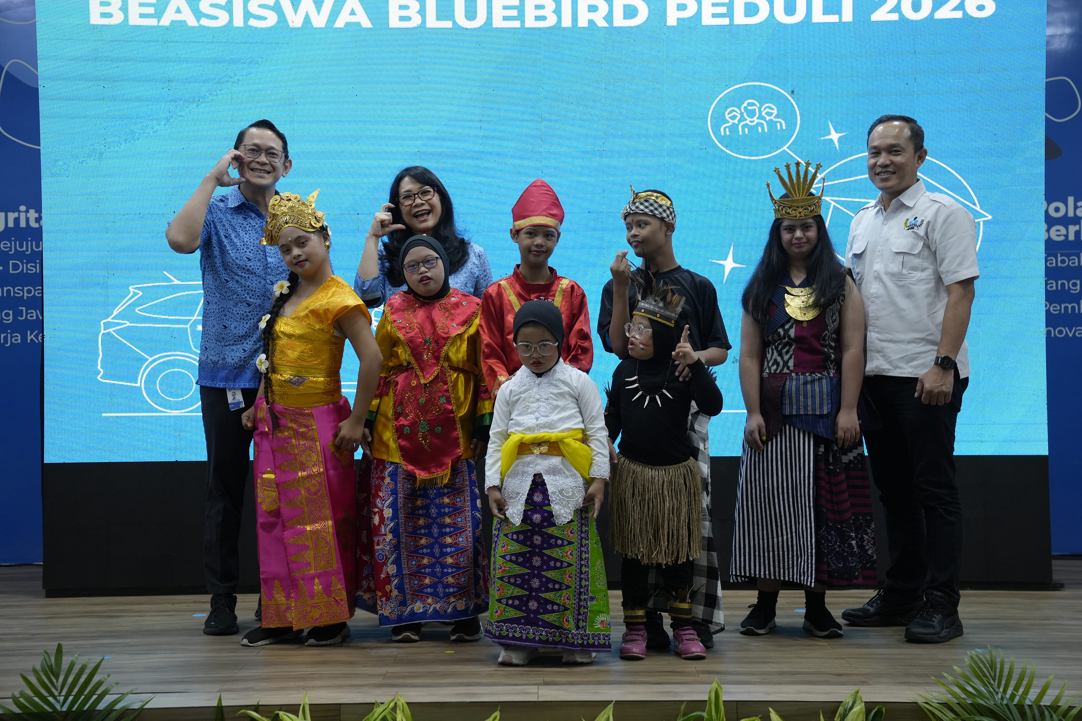 Tumbuh Bersama Keluarga Pengemudi dan Karyawan  Melalui Program Beasiswa Bluebird Peduli